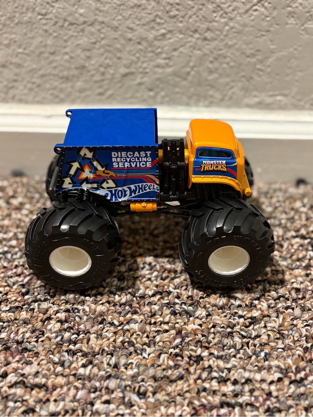 Hot Wheels Monster Trucks Diecast Recycling Service - Blue & Orange